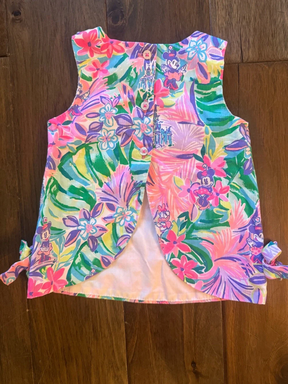 Lillly Pulitzer Disney Dreamin’ features colorful print with Minnie and Daisy
